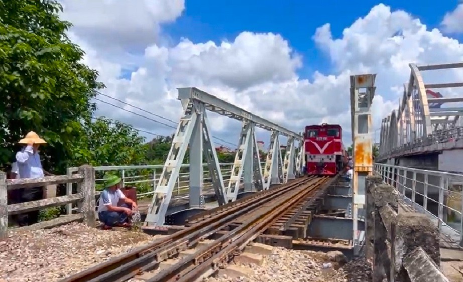 Khắc phục xong hư hỏng cầu đường sắt Tam Bạc, t&agrave;u hỏa chạy b&igrave;nh thường trở lại- Ảnh 1.