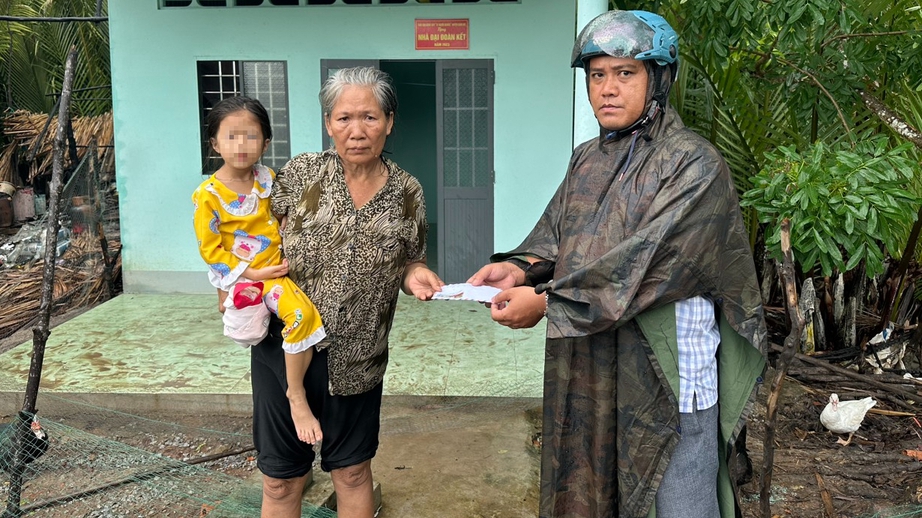 Thăm hỏi, hỗ trợ gia đ&igrave;nh người phụ nữ ngh&egrave;o bị s&eacute;t đ&aacute;nh ch&aacute;y nh&agrave;- Ảnh 1.