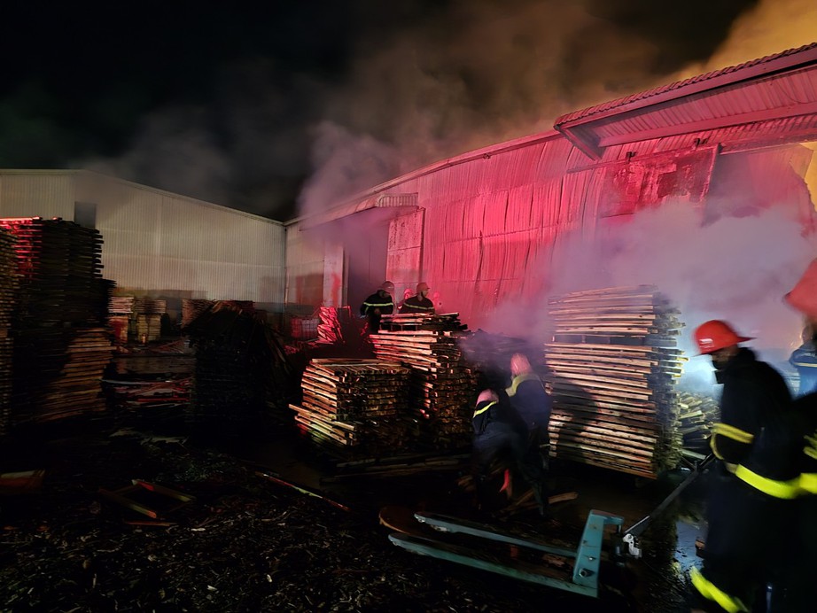 100 chiến sĩ nỗ lực dập tắt đám cháy ngùn ngụt giữa đêm- Ảnh 2. 100 chiến sĩ nỗ lực dập tắt đám cháy ngùn ngụt giữa đêm- Ảnh 2.