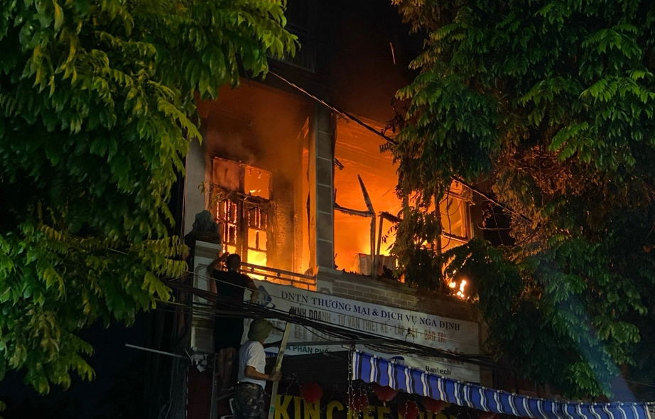 Ch&aacute;y lớn tại ng&ocirc;i nh&agrave; ở kết hợp kinh doanh, cửa k&iacute;nh nổ bắn tung t&oacute;e- Ảnh 1.