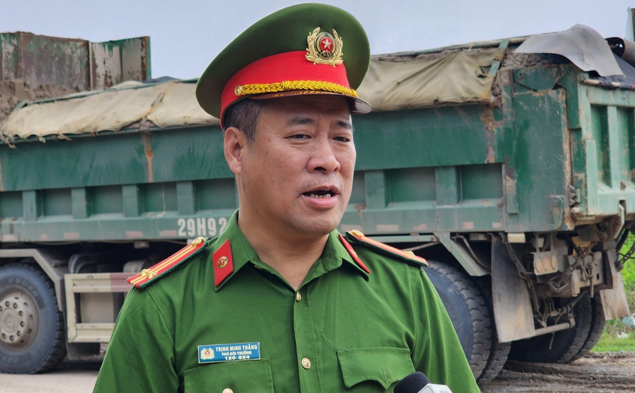 Xử phạt xe quá tải trên đê tả sông Hồng sau phản ánh của Báo Giao thông- Ảnh 11. Xử phạt xe quá tải trên đê tả sông Hồng sau phản ánh của Báo Giao thông- Ảnh 11.