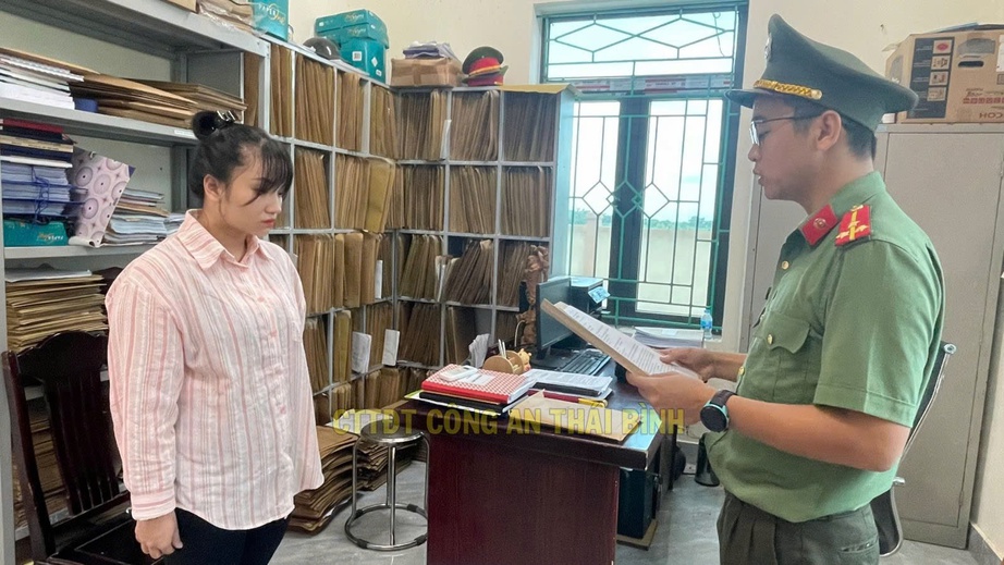 Khởi tố c&ocirc; g&aacute;i chiếm đoạt 1,6 tỷ đồng tiền bảo hiểm nh&acirc;n thọ ở Th&aacute;i B&igrave;nh- Ảnh 1.