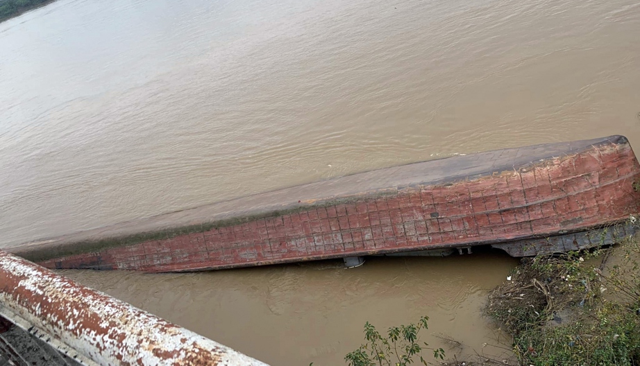 Hy hữu tàu chở cát tự lật trên sông Hồng, CSGT cắm chốt phân luồng- Ảnh 1. Hy hữu tàu chở cát tự lật trên sông Hồng, CSGT cắm chốt phân luồng- Ảnh 1.