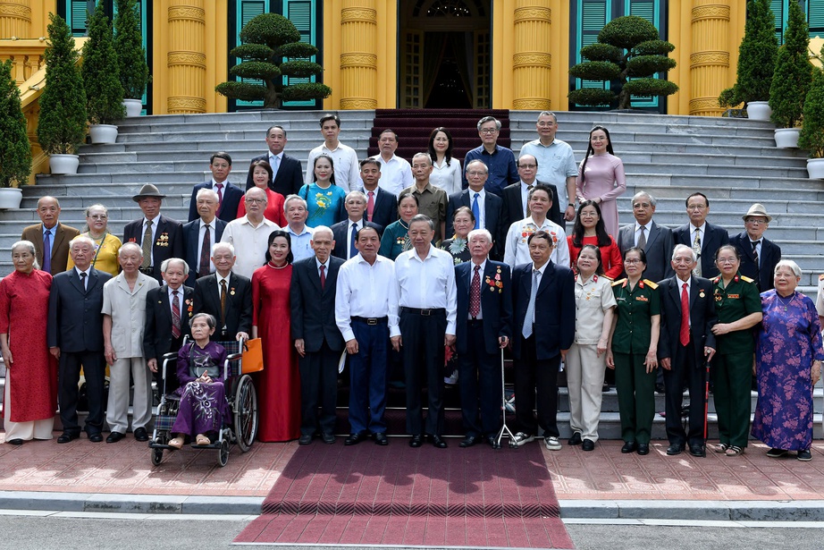 Tổng B&iacute; thư, Chủ tịch nước gặp c&aacute;n bộ từng phục vụ B&aacute;c Hồ- Ảnh 2.