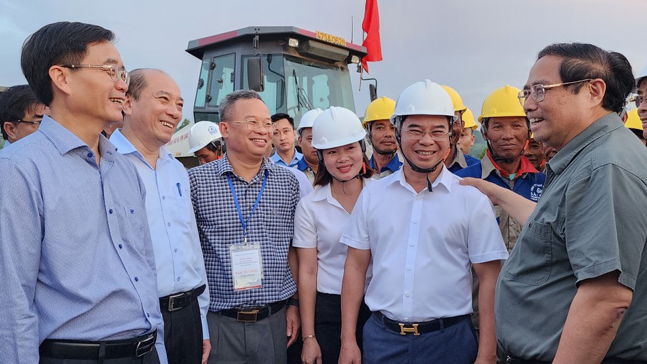 Thủ tướng kh&iacute;ch lệ tinh thần thi c&ocirc;ng vượt kh&oacute; tr&ecirc;n cao tốc Kh&aacute;nh H&ograve;a - Bu&ocirc;n Ma Thuột- Ảnh 4.