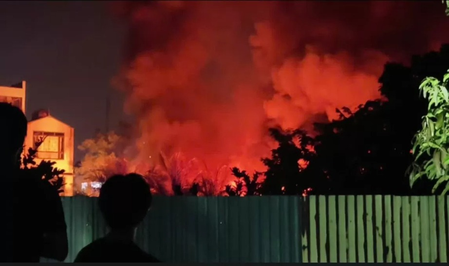 Ch&aacute;y lớn ở kho xưởng rộng h&agrave;ng trăm m2 tại Đ&ocirc;ng Anh- Ảnh 1.