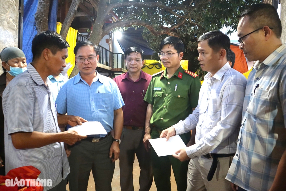 Thăm hỏi, hỗ trợ th&acirc;n nh&acirc;n cặp vợ chồng v&agrave; con trai bị xe b&aacute;n tải t&ocirc;ng tử vong- Ảnh 1.