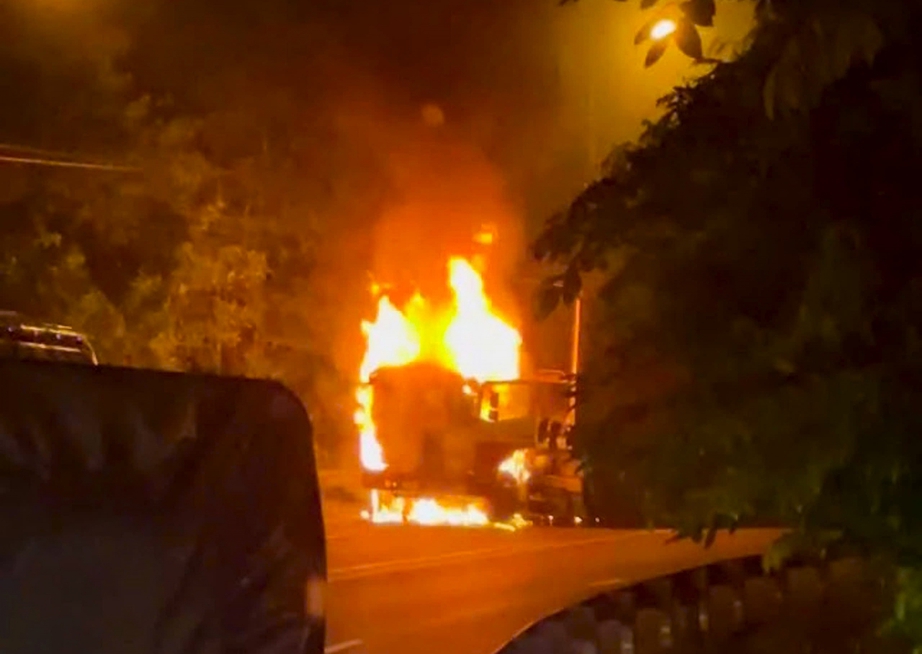 Xe đầu k&eacute;o ph&aacute;t lửa thi&ecirc;u rụi cabin khi đang đi tr&ecirc;n đ&egrave;o Chuối qua quốc lộ 20- Ảnh 1.