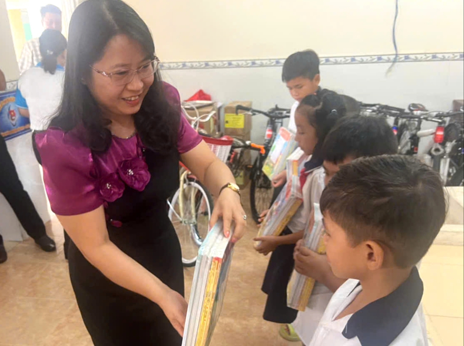 Sở GD&ĐT Cần Thơ và Báo Giao thông tặng xe đạp, sách vở cho học sinh khó khăn - Ảnh 2. Sở GD&ĐT Cần Thơ và Báo Giao thông tặng xe đạp, sách vở cho học sinh khó khăn - Ảnh 2.