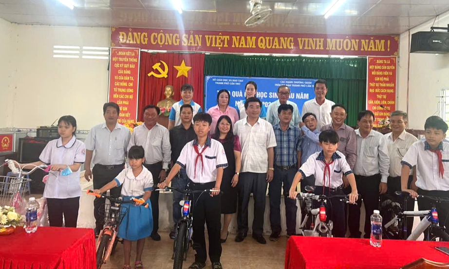 Sở GD&ĐT Cần Thơ và Báo Giao thông tặng xe đạp, sách vở cho học sinh khó khăn - Ảnh 3. Sở GD&ĐT Cần Thơ và Báo Giao thông tặng xe đạp, sách vở cho học sinh khó khăn - Ảnh 3.