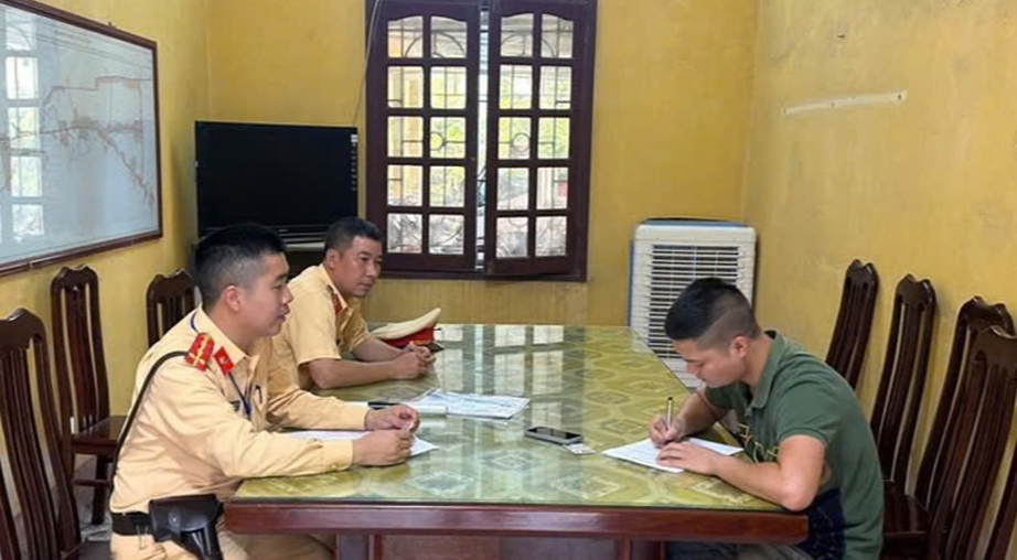 Từ hình ảnh trên mạng xã hội, CSGT phạt tài xế ô tô vượt đèn đỏ 5 triệu đồng- Ảnh 1. Từ hình ảnh trên mạng xã hội, CSGT phạt tài xế ô tô vượt đèn đỏ 5 triệu đồng- Ảnh 1.