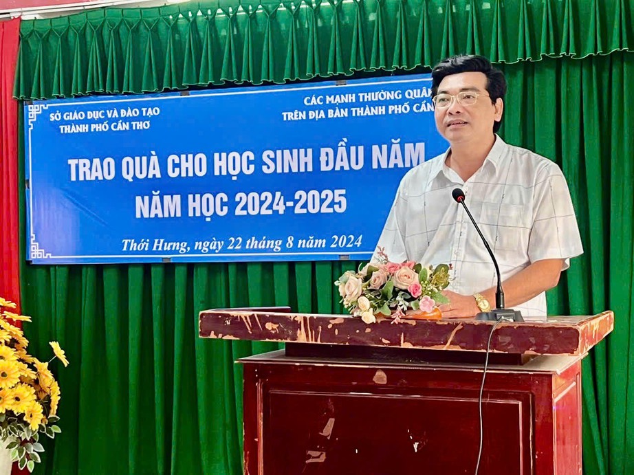 Sở GD&ĐT Cần Thơ và Báo Giao thông tặng xe đạp, sách vở cho học sinh khó khăn - Ảnh 1. Sở GD&ĐT Cần Thơ và Báo Giao thông tặng xe đạp, sách vở cho học sinh khó khăn - Ảnh 1.