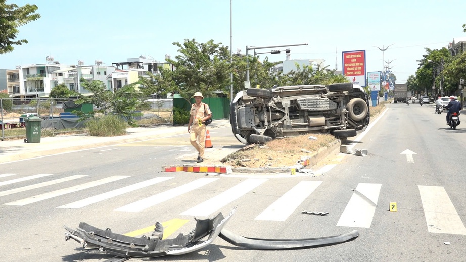 Quảng Ng&atilde;i: Hai &ocirc; t&ocirc; t&ocirc;ng nhau dưới ch&acirc;n cầu Thạch B&iacute;ch, xe 7 chỗ lật chỏng v&oacute;- Ảnh 1.