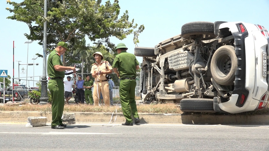 Quảng Ng&atilde;i: Hai &ocirc; t&ocirc; t&ocirc;ng nhau dưới ch&acirc;n cầu Thạch B&iacute;ch, xe 7 chỗ lật chỏng v&oacute;- Ảnh 2.