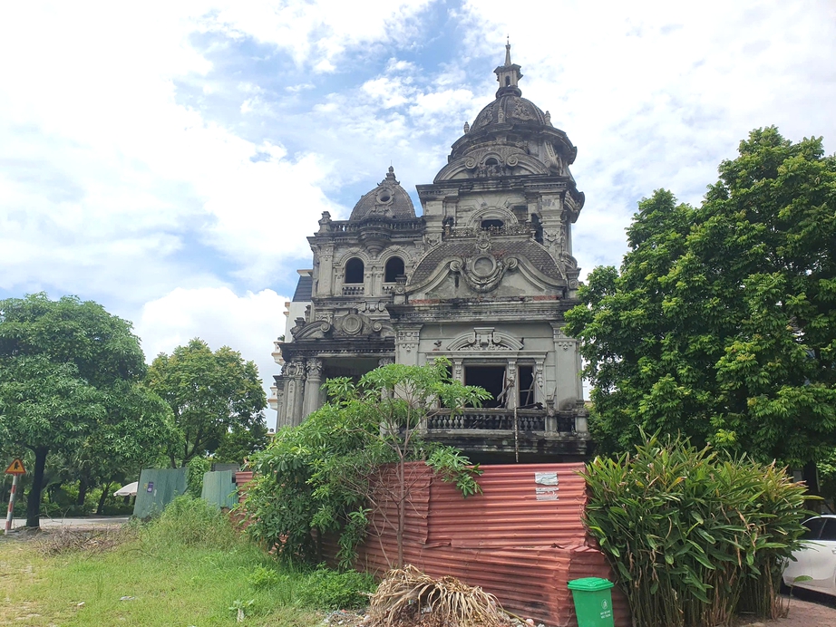 Biệt thự đồ sộ nằm tr&ecirc;n 7 l&ocirc; đất v&agrave;ng bị bỏ hoang ở Hải Dương- Ảnh 1.