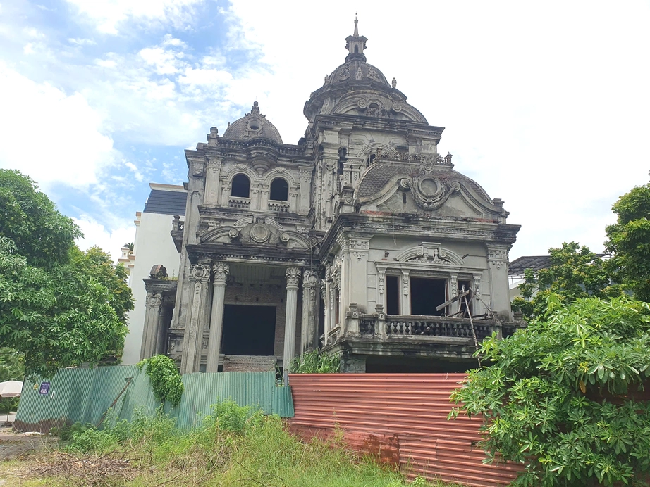 Biệt thự đồ sộ nằm tr&ecirc;n 7 l&ocirc; đất v&agrave;ng bị bỏ hoang ở Hải Dương- Ảnh 2.