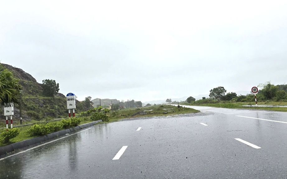 Quảng Ninh: Bất an đường ra cảng Ghềnh Võ- Ảnh 1. Quảng Ninh: Bất an đường ra cảng Ghềnh Võ- Ảnh 1.