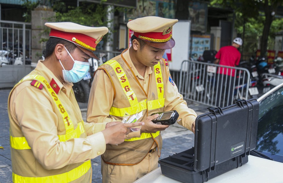 CSGT H&agrave; Nội xử l&yacute; vi phạm nồng độ cồn xuy&ecirc;n dịp nghỉ lễ Quốc kh&aacute;nh- Ảnh 1.