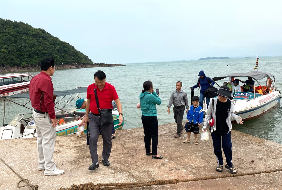 Quảng Ninh: Hiểm nguy r&igrave;nh rập tr&ecirc;n bến ph&agrave; ra x&atilde; đảo C&aacute;i Chi&ecirc;n- Ảnh 2.