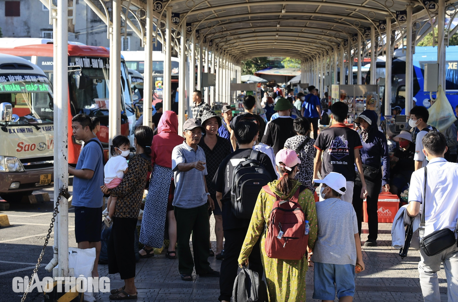 &ldquo;Ch&aacute;y&rdquo; v&eacute; nhiều tuyến xe kh&aacute;ch ng&agrave;y cuối trước kỳ nghỉ lễ 2/9- Ảnh 1.