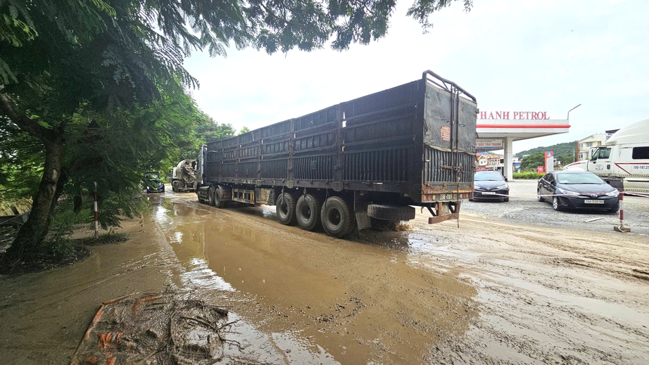 Đường li&ecirc;n tỉnh n&aacute;t tươm v&igrave; xe tải trọng lớn nườm nượp chạy v&agrave;o để trốn trạm so&aacute;t v&eacute;- Ảnh 1.