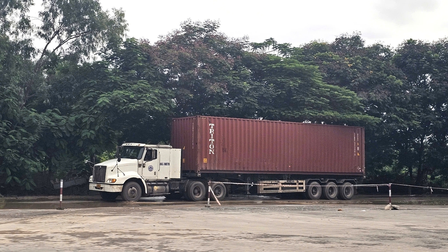 Đường li&ecirc;n tỉnh n&aacute;t tươm v&igrave; xe tải trọng lớn nườm nượp chạy v&agrave;o để trốn trạm so&aacute;t v&eacute;- Ảnh 5.