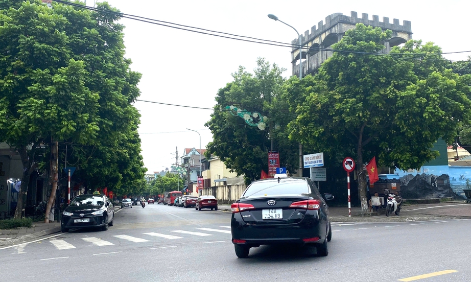 &Ocirc; t&ocirc; biển trắng lắp m&agrave;o taxi hoạt động tung ho&agrave;nh ở Cẩm Phả- Ảnh 1.