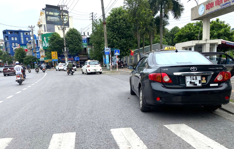 &Ocirc; t&ocirc; biển trắng lắp m&agrave;o taxi hoạt động tung ho&agrave;nh ở Cẩm Phả- Ảnh 2.