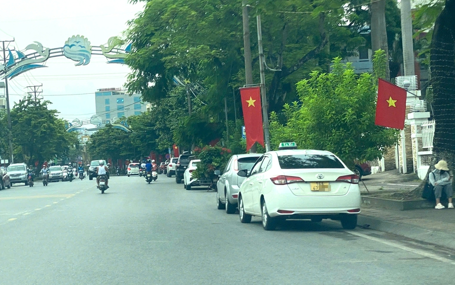 &Ocirc; t&ocirc; biển trắng lắp m&agrave;o taxi hoạt động tung ho&agrave;nh ở Cẩm Phả- Ảnh 3.