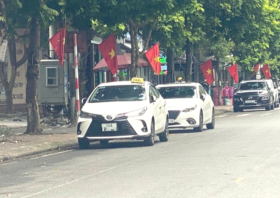 &Ocirc; t&ocirc; biển trắng lắp m&agrave;o taxi hoạt động tung ho&agrave;nh ở Cẩm Phả- Ảnh 4.