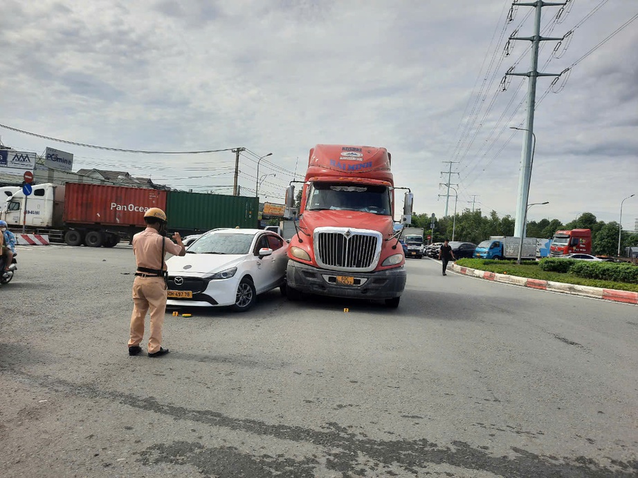 Va chạm giao th&ocirc;ng khiến đường dẫn cao tốc TP.HCM - Long Th&agrave;nh - Dầu Gi&acirc;y kẹt cứng- Ảnh 1.