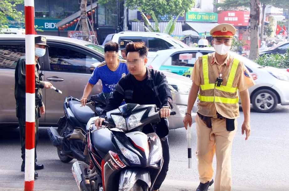 CSGT H&agrave; Nội xử l&yacute; vi phạm nồng độ cồn xuy&ecirc;n dịp nghỉ lễ Quốc kh&aacute;nh- Ảnh 2.