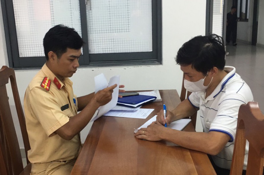 Xử phạt người đ&agrave;n &ocirc;ng đi xe m&aacute;y ngược chiều, chặn đầu &ocirc; t&ocirc; g&acirc;y &ugrave;n tắc- Ảnh 1.