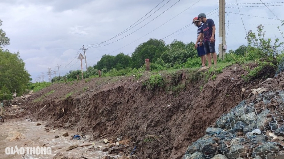 Cận cảnh sạt lở đ&ecirc; Biển Đ&ocirc;ng ở Bạc Li&ecirc;u- Ảnh 1.
