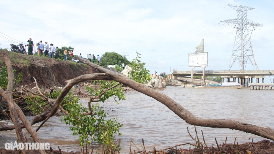 Cận cảnh sạt lở đ&ecirc; Biển Đ&ocirc;ng ở Bạc Li&ecirc;u- Ảnh 2.