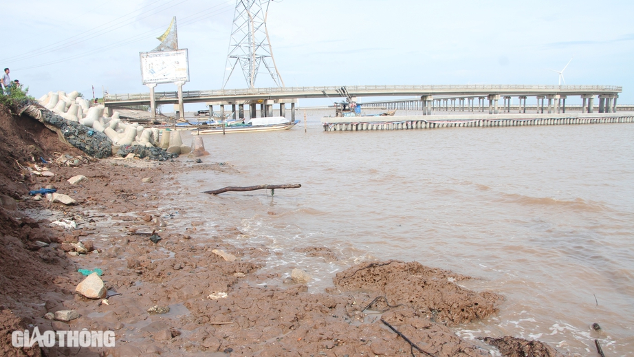 Cận cảnh sạt lở đ&ecirc; Biển Đ&ocirc;ng ở Bạc Li&ecirc;u- Ảnh 6.