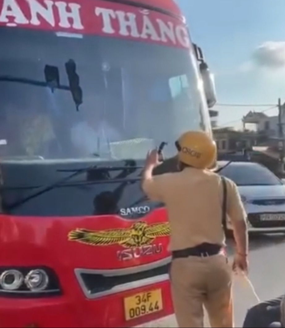 Triệu tập t&agrave;i xế &ocirc; t&ocirc; kh&aacute;ch tăng ga bỏ chạy, h&uacute;c đẩy CSGT đứng ở đầu xe- Ảnh 1.