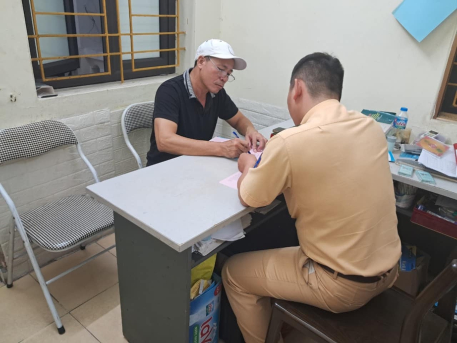 Xử phạt t&agrave;i xế &ocirc; t&ocirc; kh&aacute;ch h&uacute;c đẩy CSGT, tăng ga bỏ chạy- Ảnh 2.