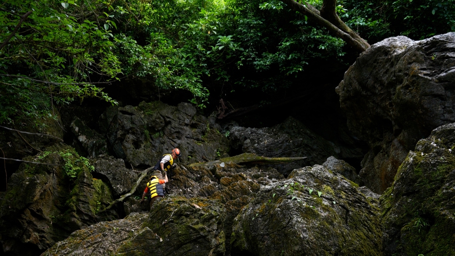 Trầm trồ cậu b&eacute; 12 tuổi đu d&acirc;y chinh phục hệ thống hang Hung Tho&ograve;ng- Ảnh 1.