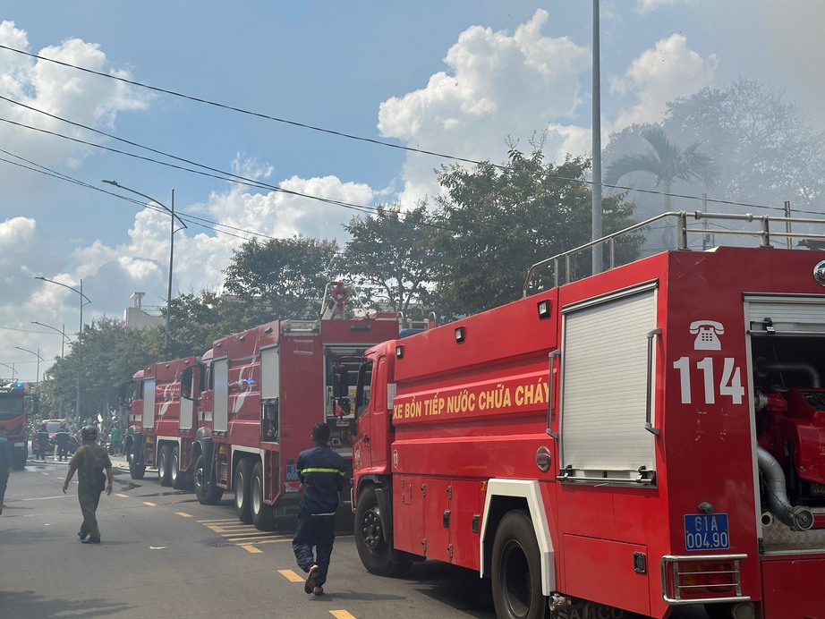 Ch&aacute;y tiệm rửa xe, người d&acirc;n x&uacute;m lại đẩy &ocirc; t&ocirc; ra đường- Ảnh 2.