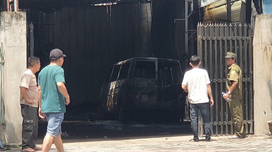 Ch&aacute;y tiệm rửa xe, người d&acirc;n x&uacute;m lại đẩy &ocirc; t&ocirc; ra đường- Ảnh 3.