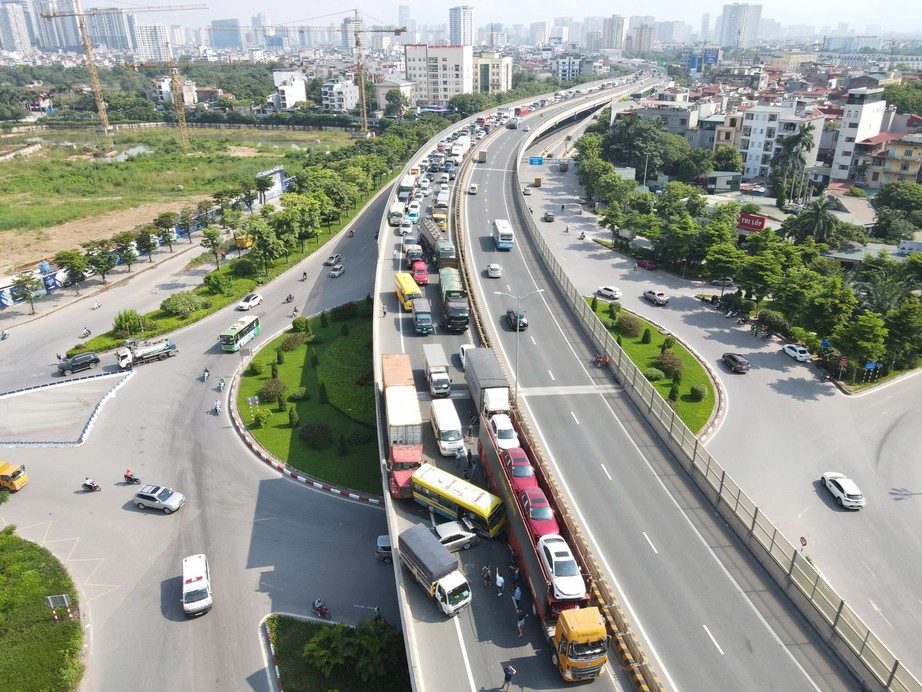 Tai nạn li&ecirc;n ho&agrave;n &ocirc; t&ocirc;, đường V&agrave;nh đai 3 tạm thời cấm xe l&ecirc;n ở một số đoạn- Ảnh 2.