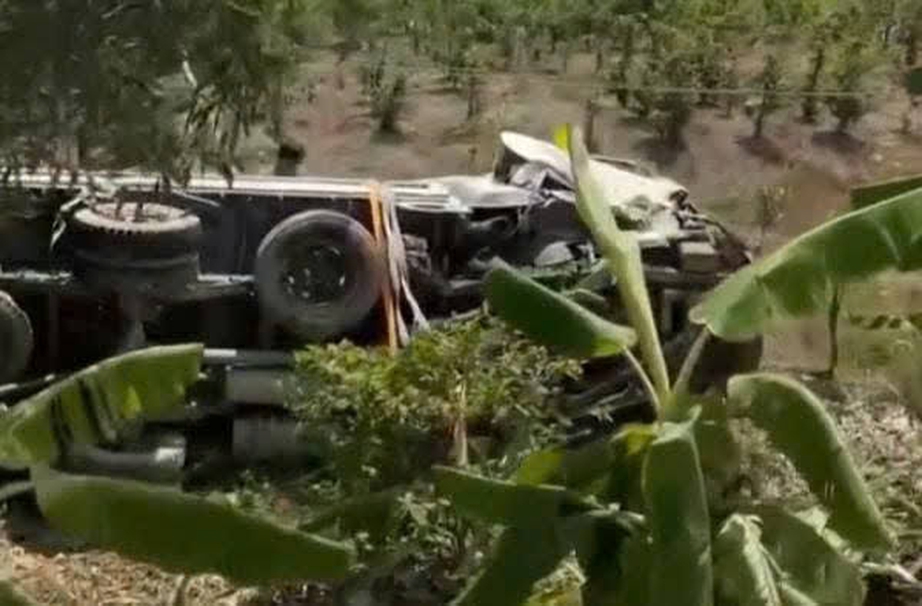 Sau va chạm, &ocirc; t&ocirc; tải lật ngang b&ecirc;n quốc lộ N2, một người nhập viện- Ảnh 1.