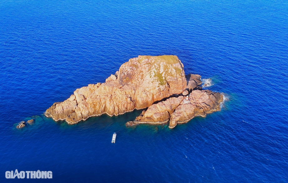 Sừng sững cột mốc A9 giữa biển trời B&igrave;nh Định- Ảnh 1.