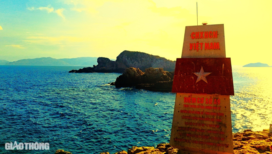 Sừng sững cột mốc A9 giữa biển trời B&igrave;nh Định- Ảnh 2.