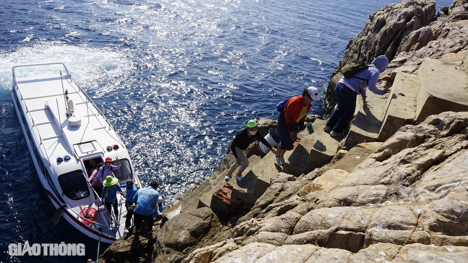 Sừng sững cột mốc A9 giữa biển trời B&igrave;nh Định- Ảnh 4.