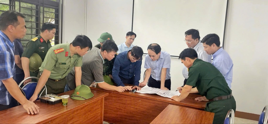 N&iacute;n thở khoảnh khắc c&aacute;c t&agrave;u mắc kẹt tr&ocirc;i qua gầm cầu Vĩnh Ph&uacute;- Ảnh 3.