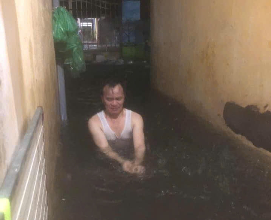 Nhiều khu vực TP Nam Định ngập s&acirc;u, cảnh s&aacute;t d&ugrave;ng xe c&ocirc;ng vụ đưa d&acirc;n qua đường- Ảnh 8.