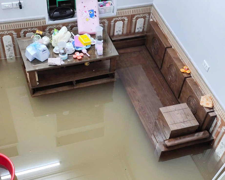 Nhiều khu vực TP Nam Định ngập s&acirc;u, cảnh s&aacute;t d&ugrave;ng xe c&ocirc;ng vụ đưa d&acirc;n qua đường- Ảnh 10.