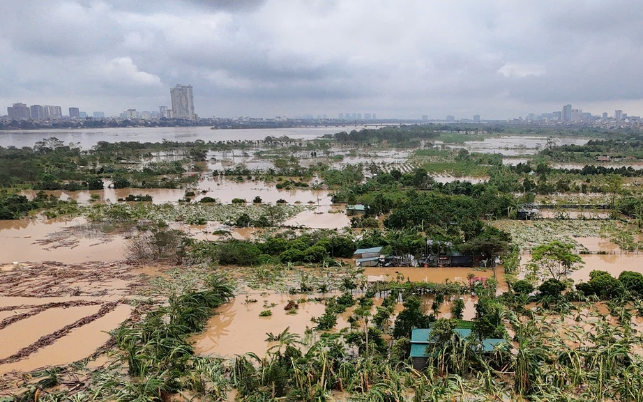Nước s&ocirc;ng Hồng d&acirc;ng cao, người d&acirc;n ven s&ocirc;ng ở H&agrave; Nội gấp r&uacute;t chuyển đồ đạc- Ảnh 2.